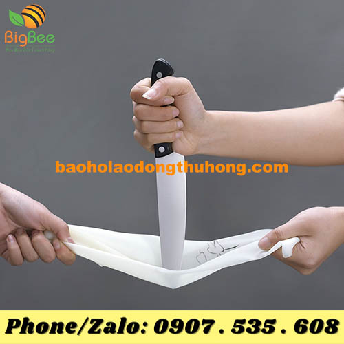 thử độ dẻo dai của găng tay cao su hình hươu trắng trong