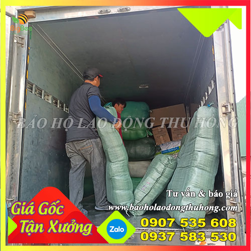 Thu Hồng đi giao sỉ găng tay vải mập kaki chống nóng cho khách Thu Hồng đi giao sỉ găng tay vải mập kaki chống nóng cho khách