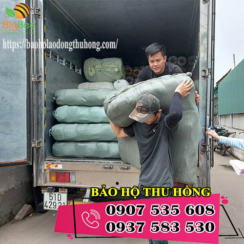 Thu Hồng đi gửi găng tay muối tiêu cho khách tại Thủ Đức