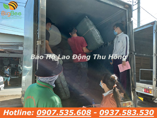 Thu Hồng giao găng tay y tế Vglove, muối tiêu gía rẻ đến Đồng Nai 05