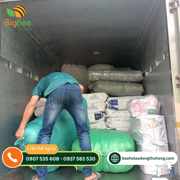Nhân viên Thu Hồng sắp xếp các kiện hàng trên xe tải trong đợt xuất kho Nhân viên Thu Hồng sắp xếp các kiện hàng trên xe tải trong đợt xuất kho