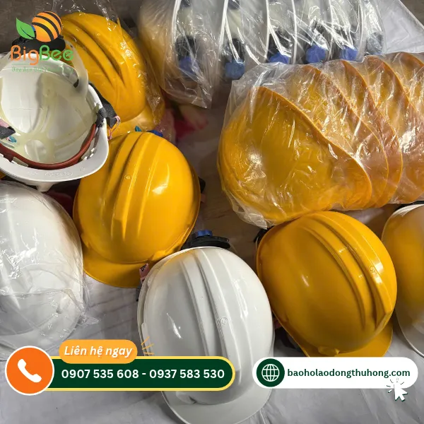 Nón bảo hộ vàng và trắng đóng gói số lượng lớn Nón bảo hộ vàng và trắng đóng gói số lượng lớn