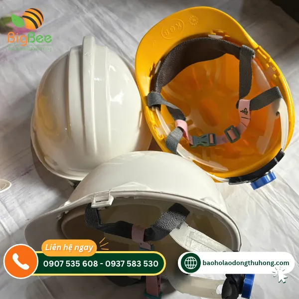 Cận cảnh đai nón, quai cài và núm vặn điều chỉnh Cận cảnh đai nón, quai cài và núm vặn điều chỉnh