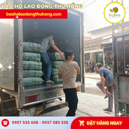 Từng bao găng tay len muối tiêu 60g được nhân viên chất lên xe tải Từng bao găng tay len muối tiêu 60g được nhân viên chất lên xe tải