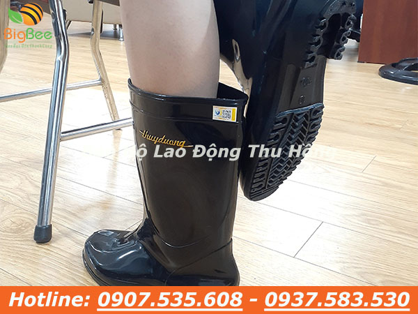 ủng cao su đen Thùy Dương đủ size giá bao nhiêu?