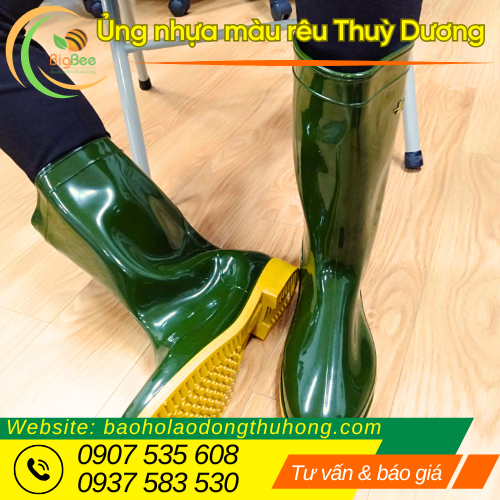 Ủng nhựa màu rêu Thuỳ Dương đế vàng nổi bật Ủng nhựa màu rêu Thuỳ Dương đế vàng nổi bật
