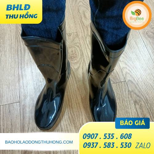 Ủng Thùy Dương đen đi bùn sình lây Ủng Thùy Dương đen đi bùn sình lây