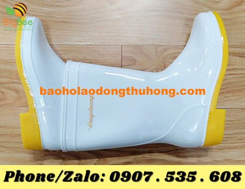 ủng Thùy Dương trắng đi mưa