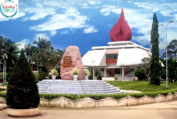 Đài tưởng niệm tại Làng du kích Bến Tre