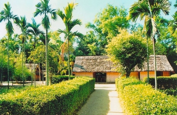 lang-hoang-tru-que-ngoai-Bac-Ho