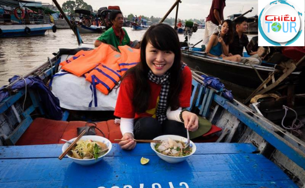 Thưởng thức ẩm thực trên chợ nổi