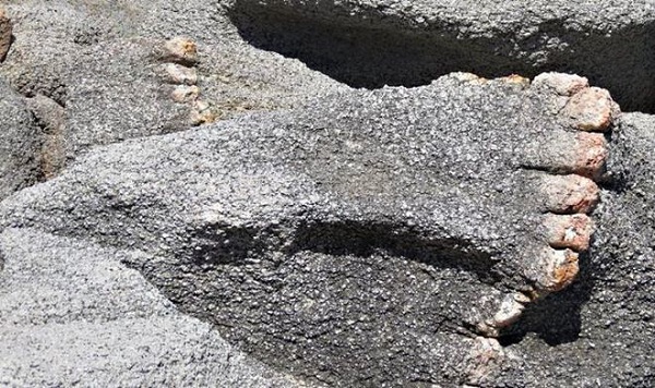 Bàn chân khổng lồ huyền bí tại Hòn Nưa