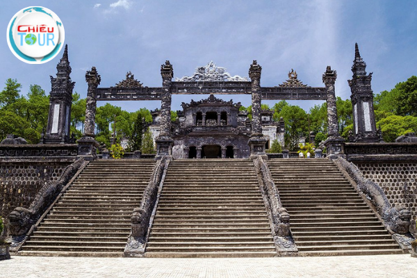 Cổng Tam Quan tại Lăng Khải Định