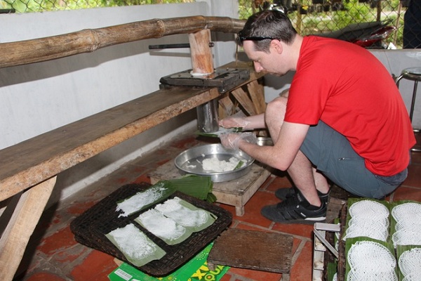 Trải nghiệm làm bánh hỏi Út Dzách của du khách