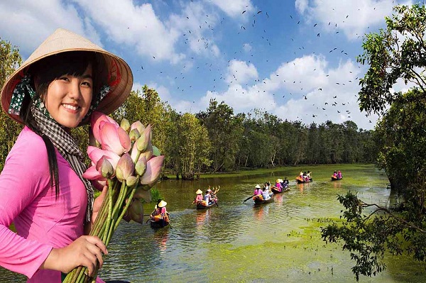 Đi xuồng ba lá trong khu du lịch