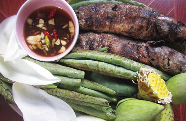 Đặc sản ẩm thực cá lóc quấn lá sen non