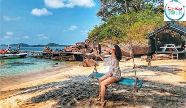 Bãi biển hoang sơ tại Hòn Móng Tay