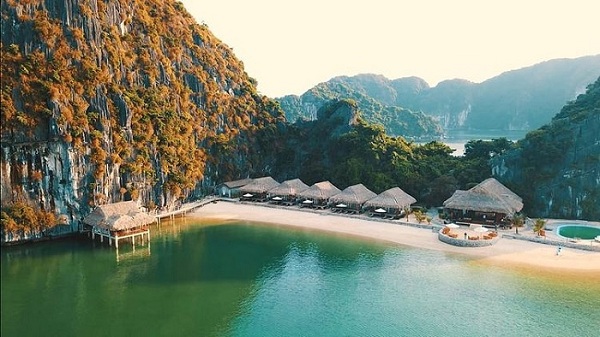 Bãi biển Nam Cát xinh đẹp tại Vịnh Lan Hạ