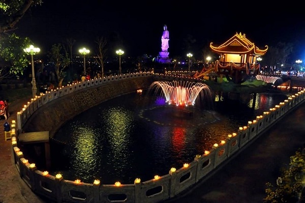 Chùa Ba Vàng về đêm lung linh huyền ảo