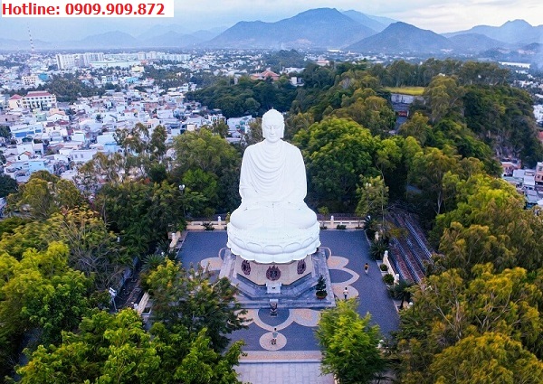 Tượng Phật Trắng tại Long Sơn Tự