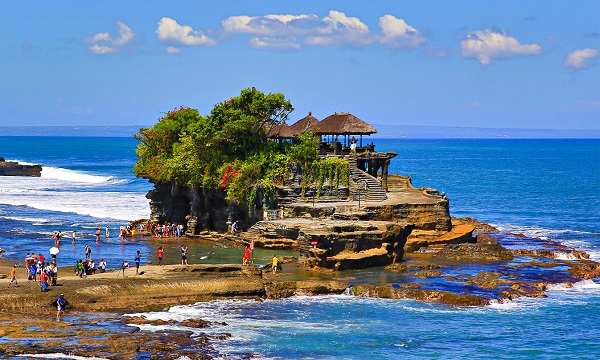 den-tanah-lot-tai-bali-indonesia.jpg