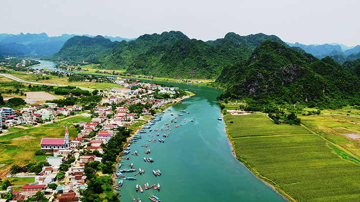 Đi thuyền trên sông Son tại Phong Nha Kẻ Bàng