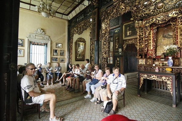 Đoàn khách tham quan Nhà cổ Huỳnh Thủy Lê