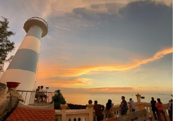 Hoàng hôn trên Ngọn Hải Đăng tại Nam Du