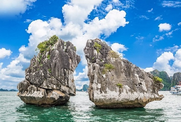 Hòn Trống Mái tại Vịnh Hạ Long