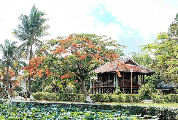 Nhà sàn tại Lăng cụ Nguyễn Sinh Sắc