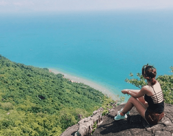 Ngắm nhìn toàn cảnh Biển Hòn Sơn từ đỉnh núi