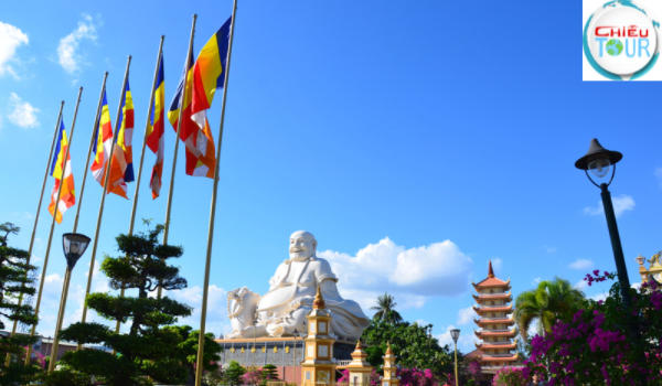 Tượng Di Lặc tại khuôn viên Chùa Vĩnh Tràng