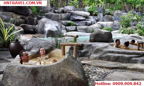 Tắm bùn khoáng tại Khu du lịch Tháp Bà