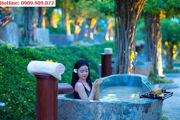 Tắm bùn khoáng tại KDL Trăm Trứng