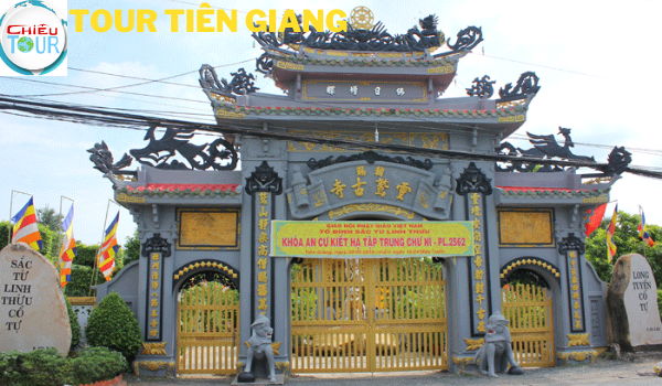 Cổng tam quan tại Chùa Linh Thứu