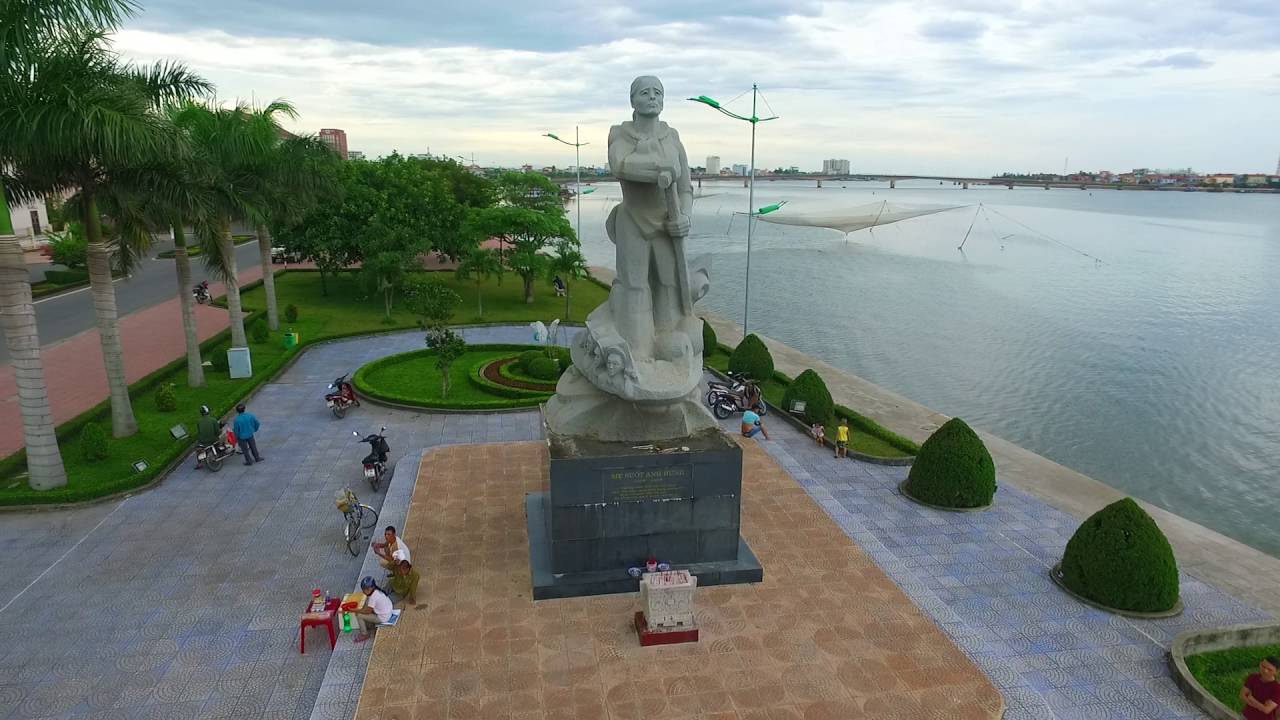 Tượng Mẹ Suốt bên sông Nhật Lệ