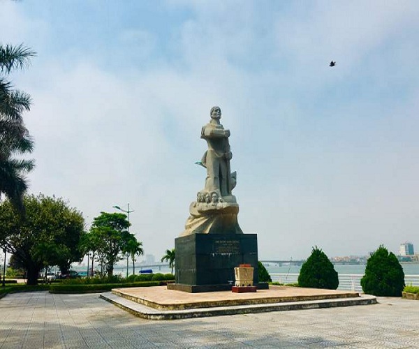 Tượng Đài Mẹ Suốt tại Quảng Bình