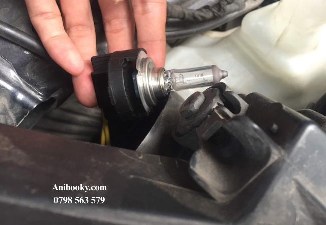 Ngắt kết nối điện với bóng đèn bằng cách tháo jack cắm điện khỏi chân bóng Ngắt kết nối điện với bóng đèn bằng cách tháo jack cắm điện khỏi chân bóng