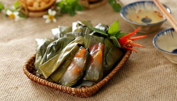 Bánh bột lọc có lớp vỏ bánh dai dai, nhân tôm thịt đậm đà, được gói ghém vào lá chuối Bánh bột lọc có lớp vỏ bánh dai dai, nhân tôm thịt đậm đà, được gói ghém vào lá chuối