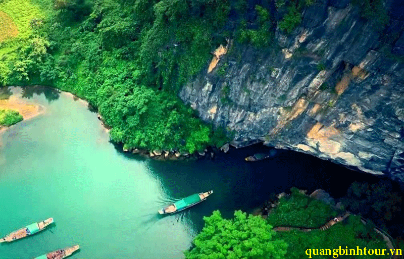 Quý khách lên thuyền ngược dòng sông Son thơ mộng đến động Phong Nha Quý khách lên thuyền ngược dòng sông Son thơ mộng đến động Phong Nha