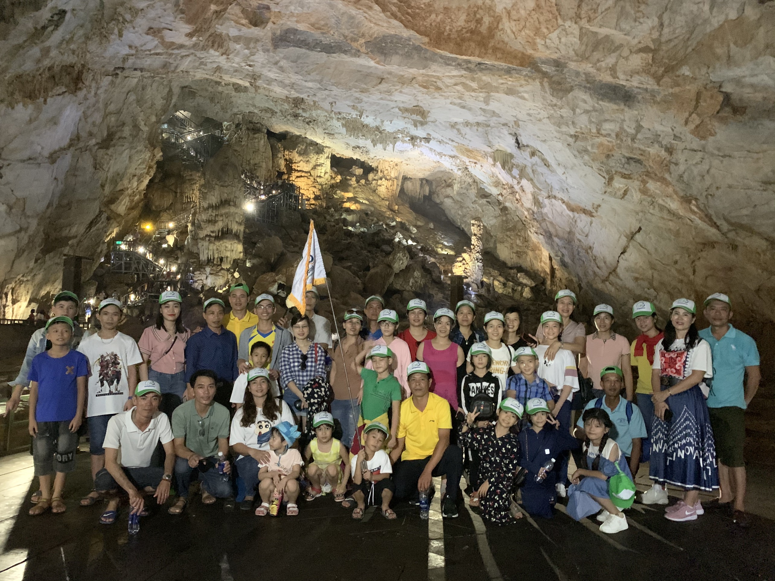 Hành trình tham quan động Thiên Đường sẽ mang đến cho du khách cơ hội chiêm ngưỡng vẻ đẹp tráng lệ trong đoạn đường dài hơn 1km của hang động khô dài nhất Châu Á Hành trình tham quan động Thiên Đường sẽ mang đến cho du khách cơ hội chiêm ngưỡng vẻ đẹp tráng lệ trong đoạn đường dài hơn 1km của hang động khô dài nhất Châu Á