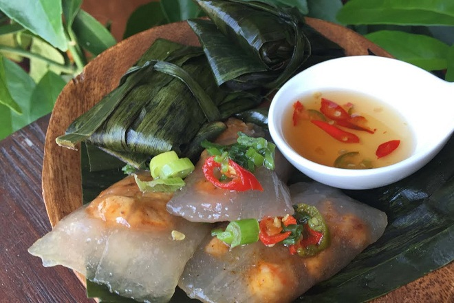 Nguyên liệu của bánh lọc chỉ đơn giản là bột sắn lọc, tôm, mộc nhĩ và một ít gia vị khác của vườn nhà Nguyên liệu của bánh lọc chỉ đơn giản là bột sắn lọc, tôm, mộc nhĩ và một ít gia vị khác của vườn nhà