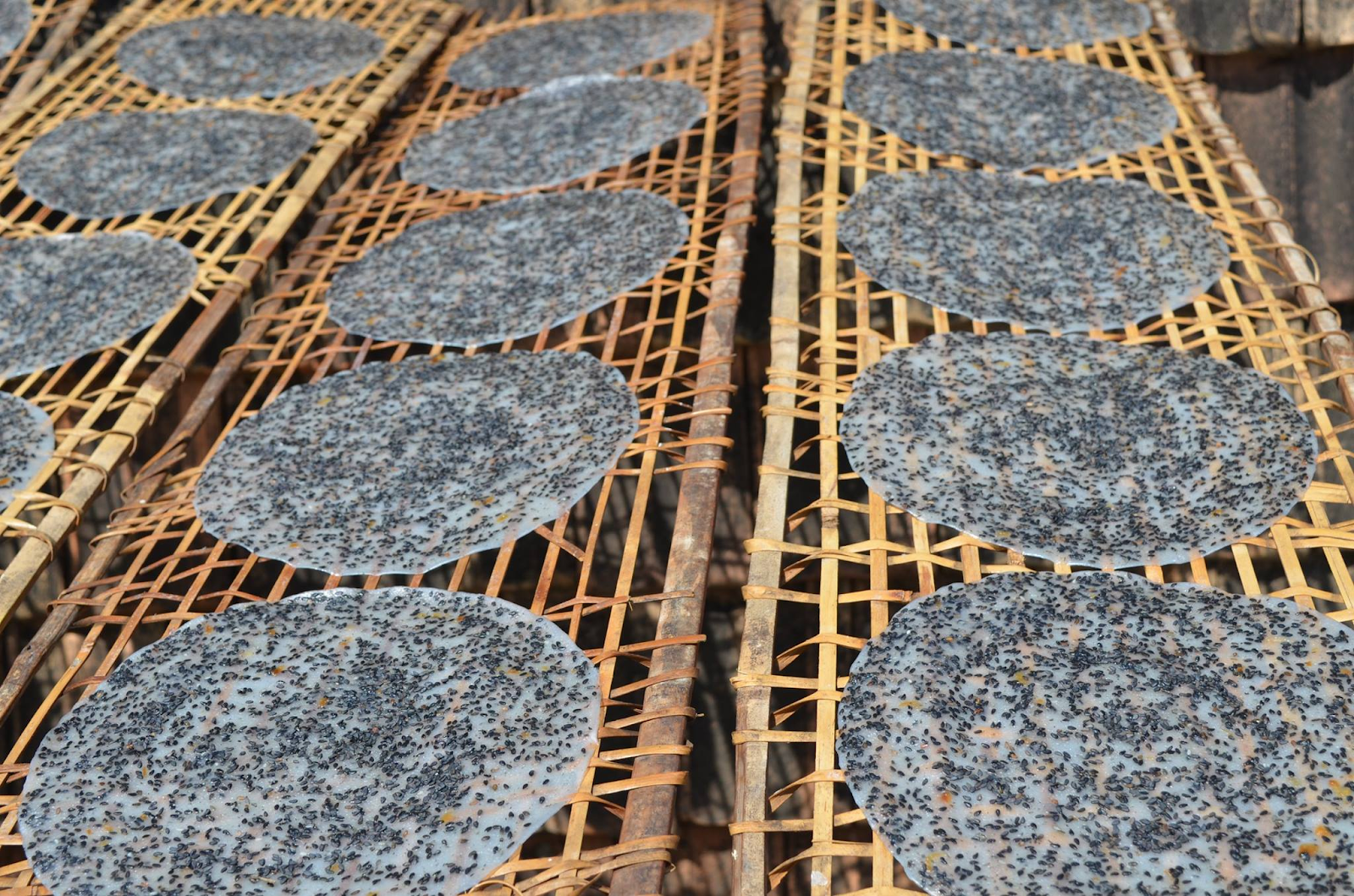 Bánh tráng Tân An được làm từ loại gạo ngon nhất, được rắc mè và phơi nắng, được chế biến từ những bàn tay chăm chút của người dân Quảng Bình Bánh tráng Tân An được làm từ loại gạo ngon nhất, được rắc mè và phơi nắng, được chế biến từ những bàn tay chăm chút của người dân Quảng Bình