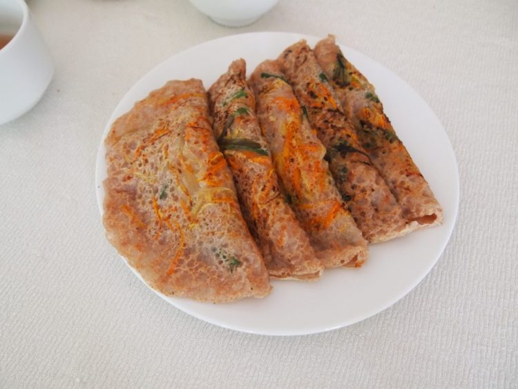 Bánh xèo Quảng Hòa làm bằng gạo đỏ, hoa văn nổi đều Bánh xèo Quảng Hòa làm bằng gạo đỏ, hoa văn nổi đều