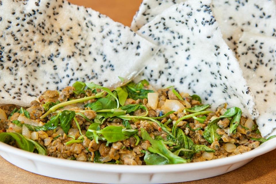 Món chắt chắt là một loại cùng họ hàng với ngao, hến và thường được xào với hành ăn kèm bánh tráng Món chắt chắt là một loại cùng họ hàng với ngao, hến và thường được xào với hành ăn kèm bánh tráng