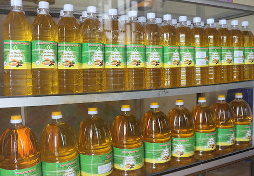 Đặc sản Quảng Bình dầu lạc có 2 thương hiệu dầu lạc nổi tiếng đó là dầu lạc Phong Nha và dầu lạc Nông Việt Minh Hoá Đặc sản Quảng Bình dầu lạc có 2 thương hiệu dầu lạc nổi tiếng đó là dầu lạc Phong Nha và dầu lạc Nông Việt Minh Hoá