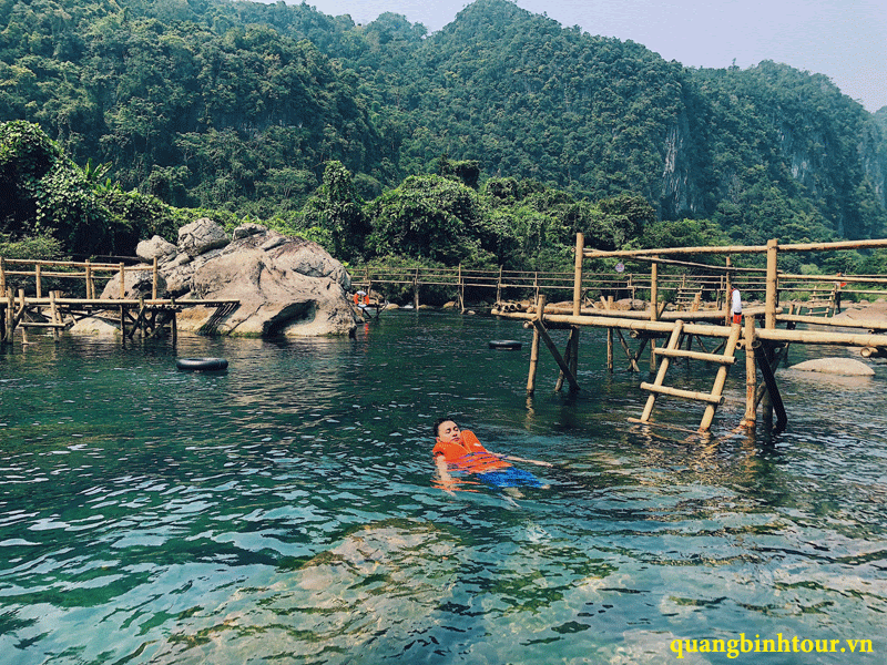 Du khách có thể thư giãn và tận hưởng những giây phút thoải mái khi đắm mình trong dòng nước mát tuyệt vời, nơi hợp lưu giữa Suối nước Moọc và dòng Sông Chày Du khách có thể thư giãn và tận hưởng những giây phút thoải mái khi đắm mình trong dòng nước mát tuyệt vời, nơi hợp lưu giữa Suối nước Moọc và dòng Sông Chày