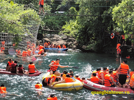 Du khách tham gia hoạt động bơi thuyền Kayak và tham gia các hoạt động vui chơi giải trí dưới nước tại suối nước Moọc Du khách tham gia hoạt động bơi thuyền Kayak và tham gia các hoạt động vui chơi giải trí dưới nước tại suối nước Moọc