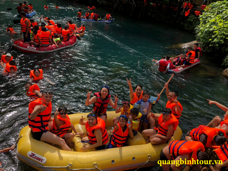 Tour du lịch Quảng Bình 1 ngày của Quảng Bình Tour, du khách sẽ được bơi thuyền kayak trên sông Chày Tour du lịch Quảng Bình 1 ngày của Quảng Bình Tour, du khách sẽ được bơi thuyền kayak trên sông Chày