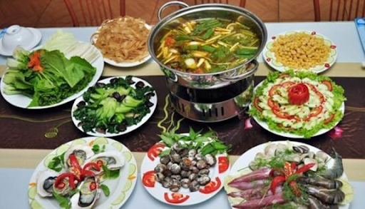 Quý khách ăn trưa tại Nhà hàng Quý khách ăn trưa tại Nhà hàng